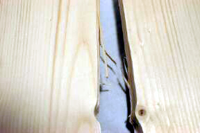 La deuxième planche a une rupture en dents de scie qui ne va pas avec le grain